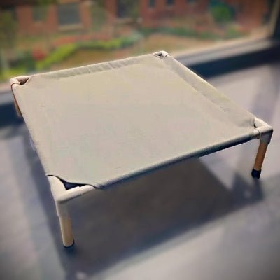 Joli lit pour chien surélevé beige